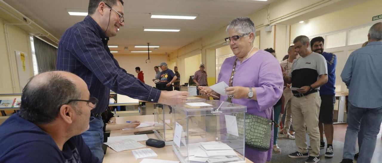 Una votante, el domingo, en un colegio electoral avilesino. | Ricardo Solís