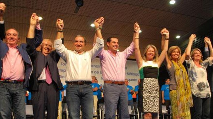 Juanma Moreno y Elías Bendodo con algunos de los candidatos a los grandes municipios.