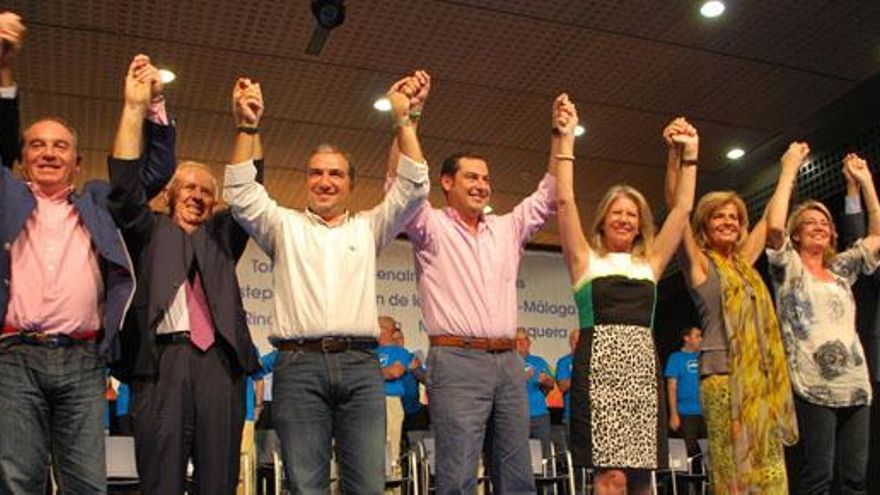 Juanma Moreno y Elías Bendodo con algunos de los candidatos a los grandes municipios.