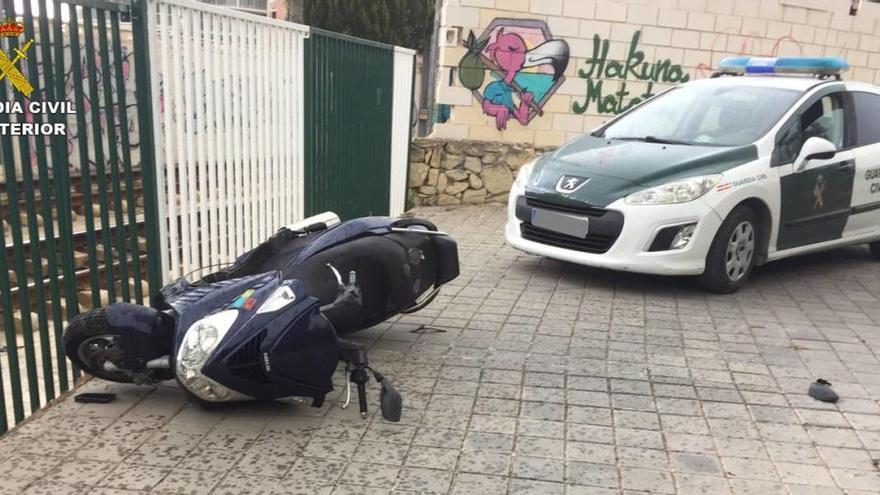 Moto accidentada del joven detenido por la Guardia Civil en El Campello.