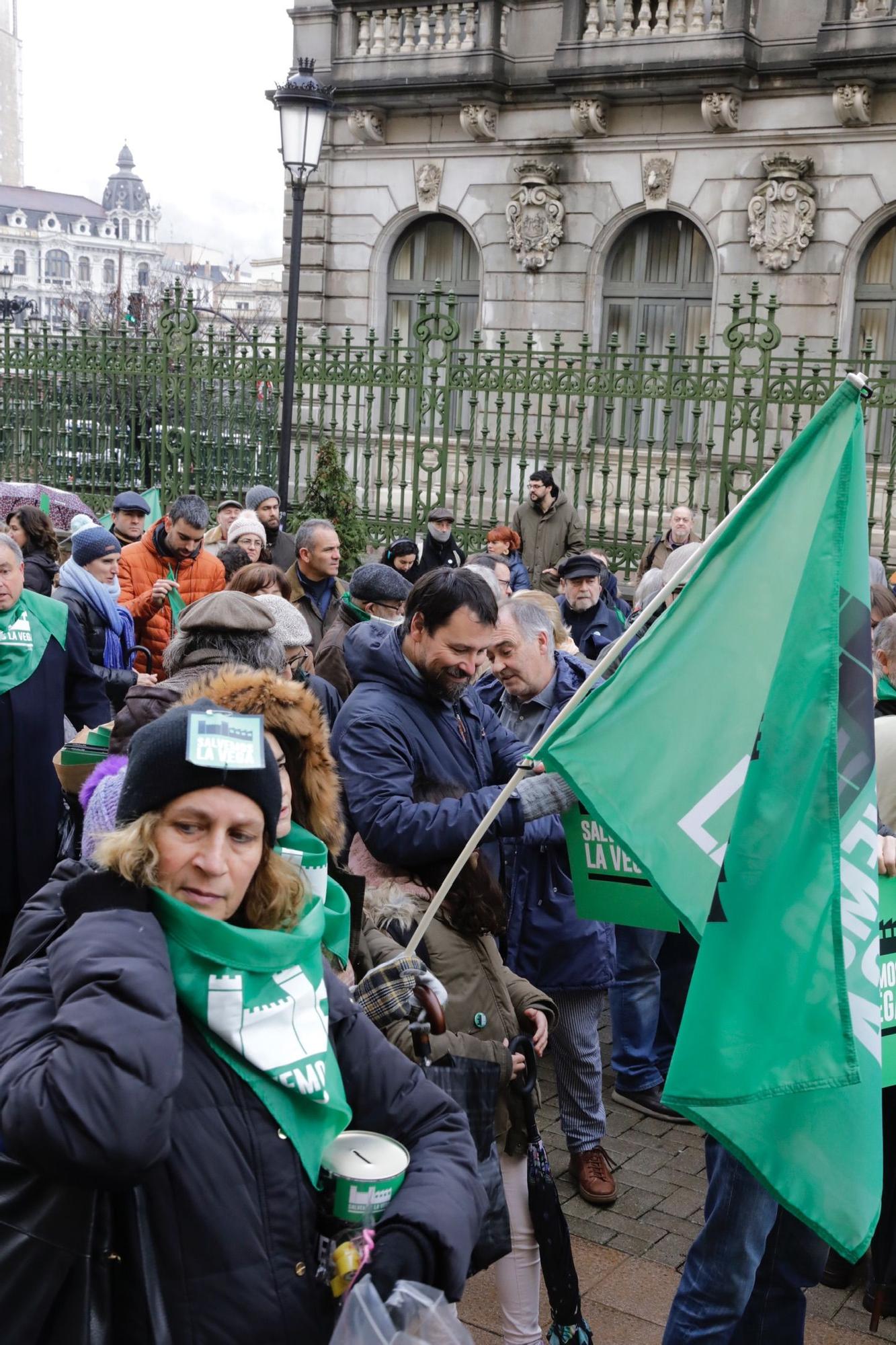 "La Vega no se vende, La Vega se defiende": así fue la concentración de Salvemos La Vega en Oviedo