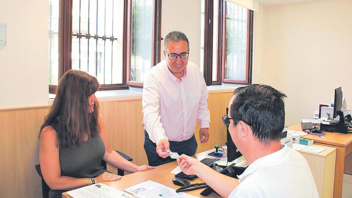 El concejal Paco Cabañero entrega una tarjeta ciudadana a un vecino de Castelló, en imagen de archivo.