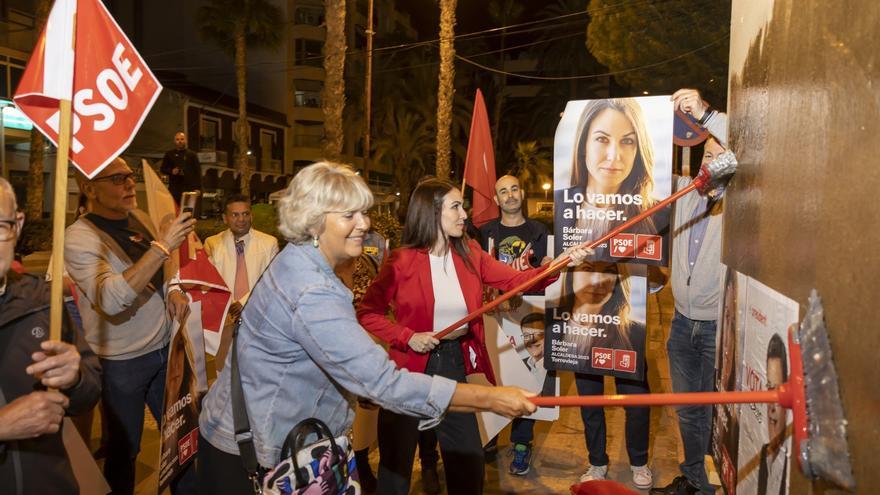 &quot;Las gaviotas dónde irán...&quot; fiesta del PSOE antes de la pegada de carteles en Torrevieja