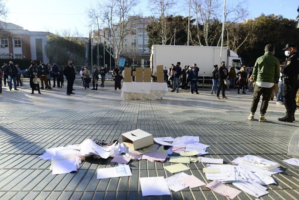 Manifestación de hosteleros en la Asamblea Regional