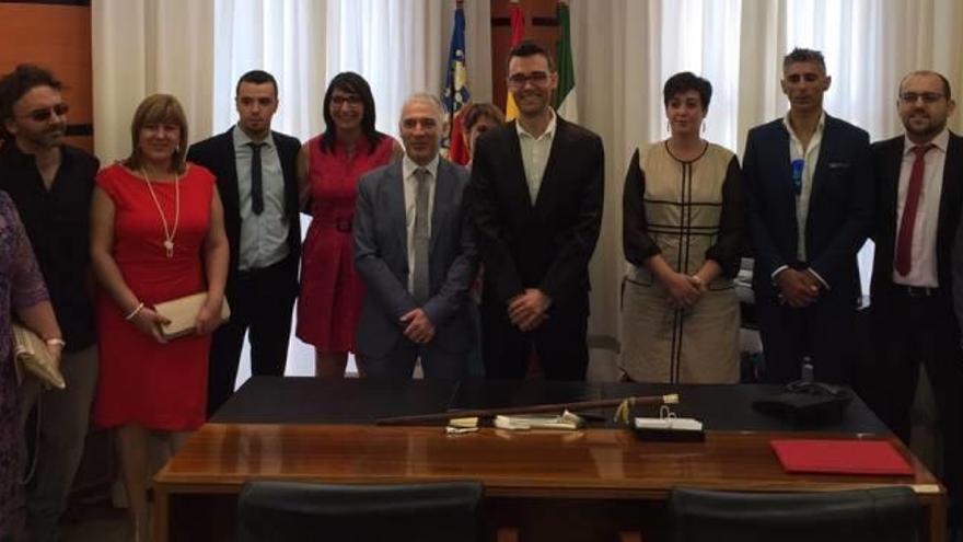 Los concejales del PSOE y UPyD que componen el nuevo equipo de gobierno de Novelda.