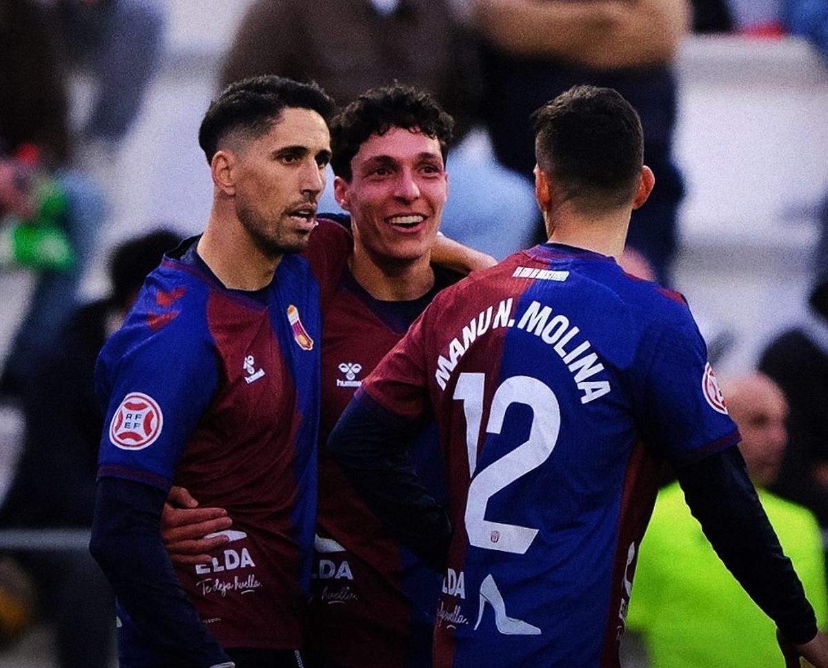 Fidel recibe la felicitación de sus compañeros después de uno de los goles del Eldense en El Palmar.