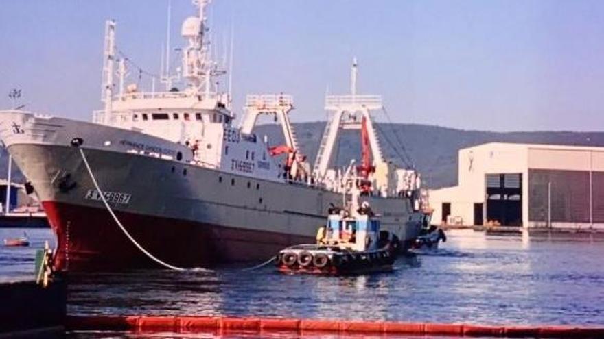 El remolcador «Gaviota» junto al pesquero