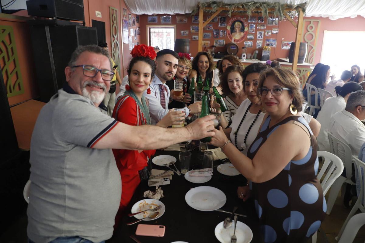 Grupos de amigos, pero sobre todo de familiares, se reúnen en las casetas