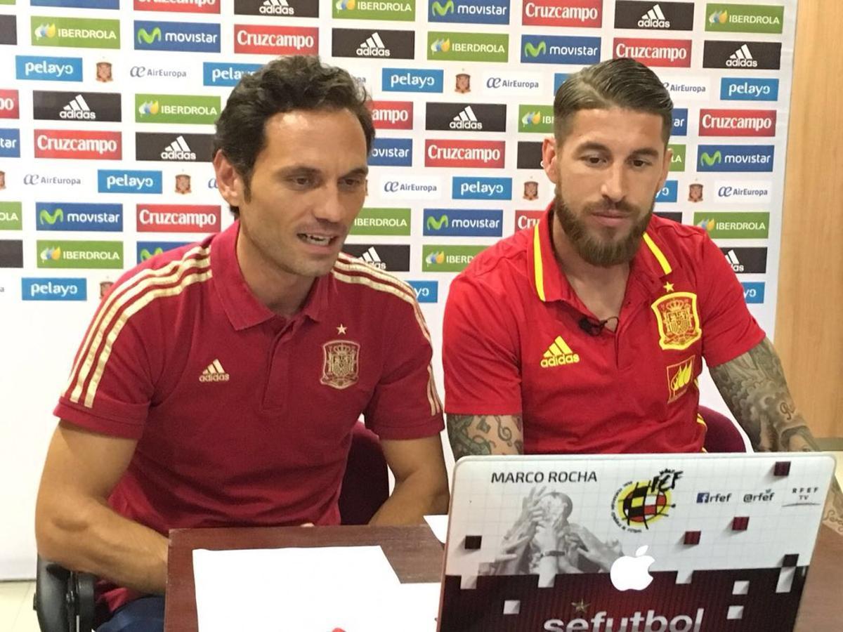 Marco Rocha, con el internacional Sergio Ramos cuando dirigía el departamento de comunicación de la RFEF.