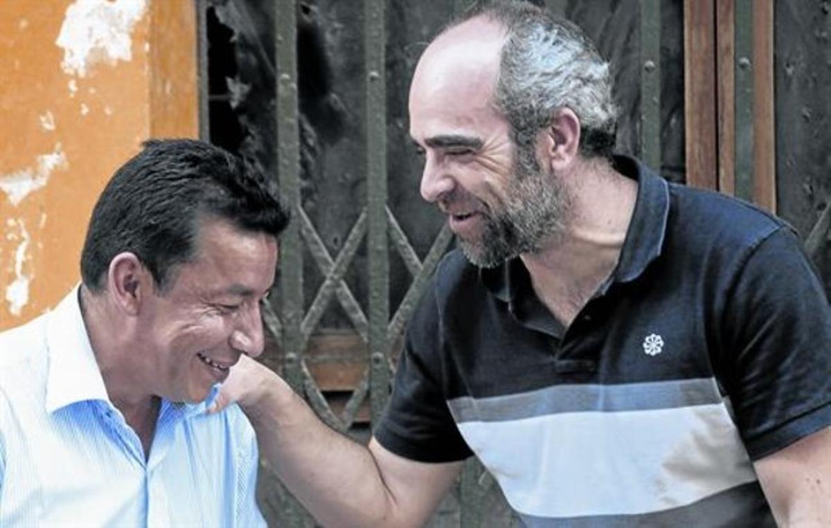Crisanto Gómez i Luis Tosar a Cartagena de Indias, el 2013. A l’altra foto, Clara Rojas abraça el seu fill després de recuperar-nela custòdia, el 2008.