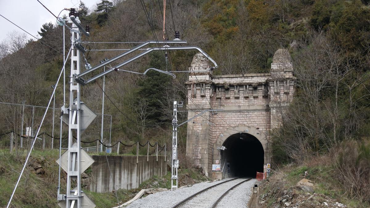 L'entrada al tunel de Toses.