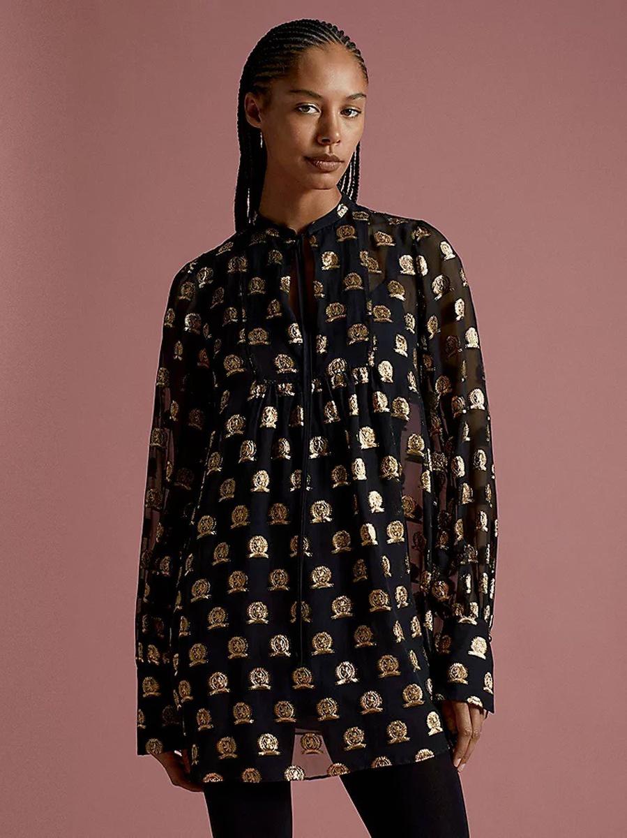 Vestido negro con escudos metalizados, de la colección 'TH' de Tommy Hilfiger