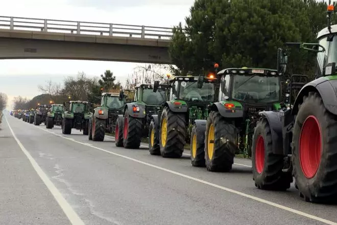 Les fotos de la tractorada a l'Eix per protestar contra la gestió de la fauna cinegètica