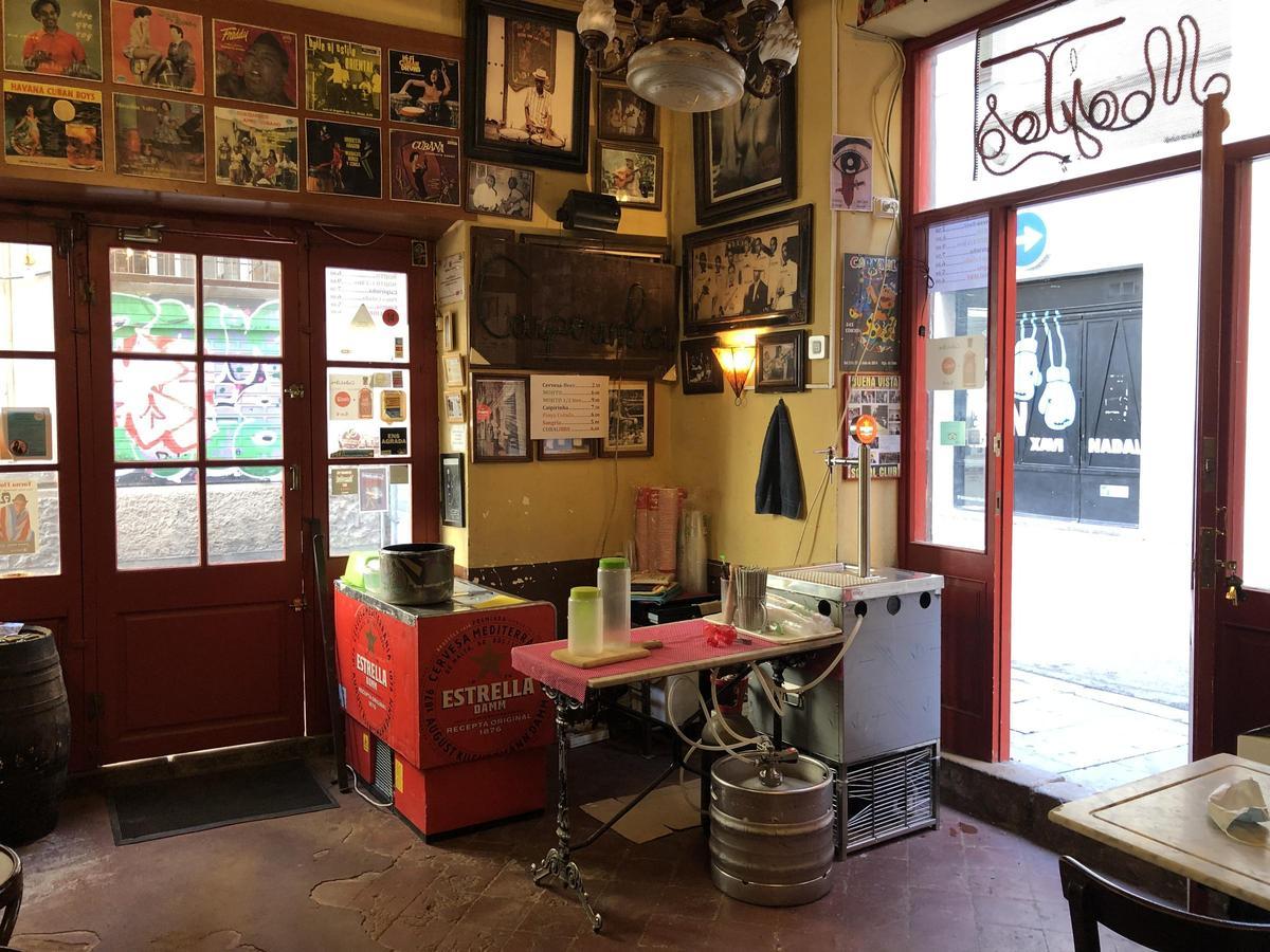 Tirador auxiliar en el bar Raïm 1886 de la calle Siracusa de Gràcia