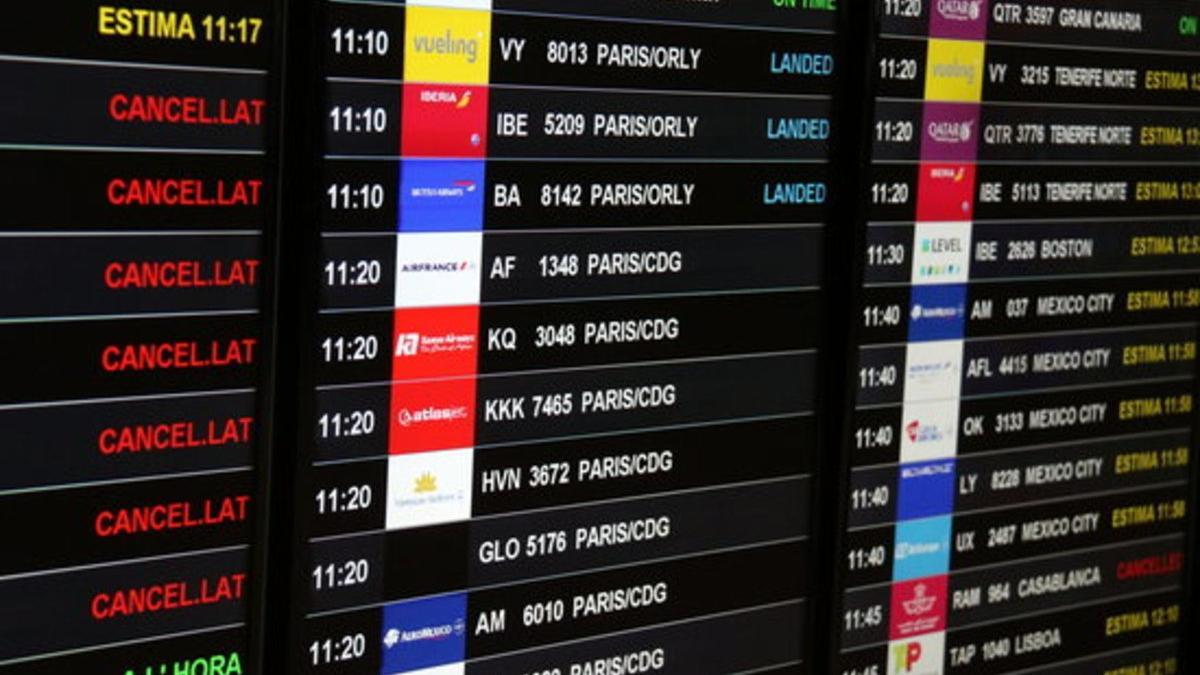 Un panel con vuelos cancelados en el aeropuerto de El Prat.