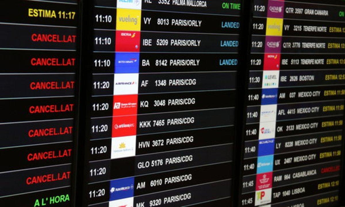 Un panel con vuelos cancelados en el aeropuerto de El Prat.