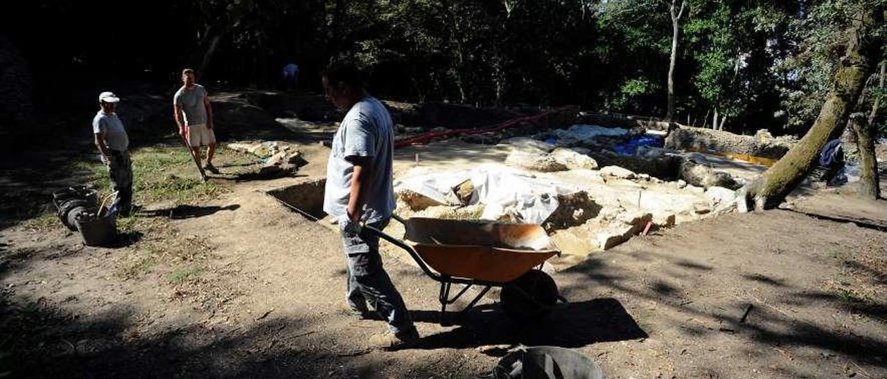 Excavaciones arqueológicas en el castro de Alobre, en Vilagarcía. // Iñaki Abella