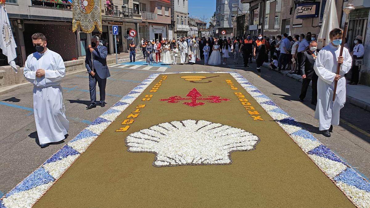 Ponteareas recupera sus alfombras de Corpus adaptándose al COVID