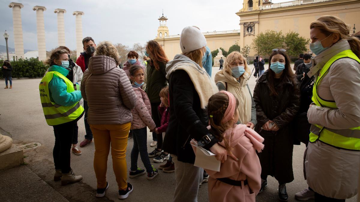 Espera ante la posible apertura del centro de distribución de refugiados ucranianos de la Fira de Barcelona