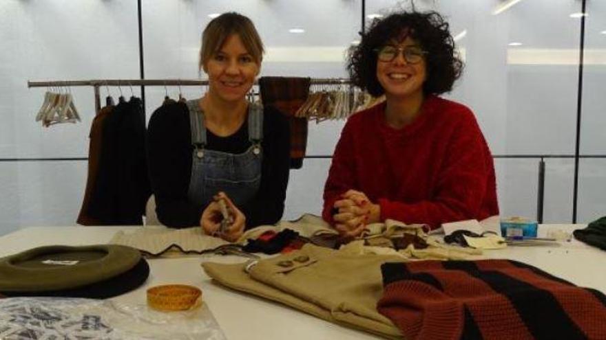 Xènia Semis i Imma Serra treballant a la seva botiga de Figueres