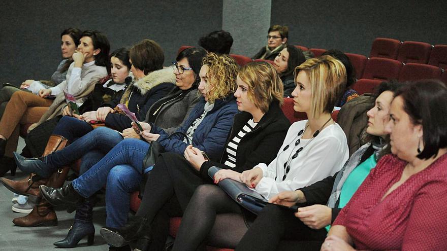 Asistentes a un simposio sobre emprendimiento femenino organizado por el CIM de O Salnés.  | // I.ABELLA