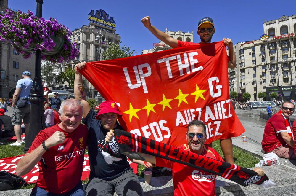 Las aficiones de Real Madrid y Liverpool llenan Kiev de color