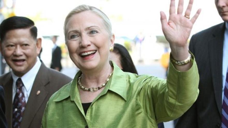 Hillary Clinton, se parte de risa