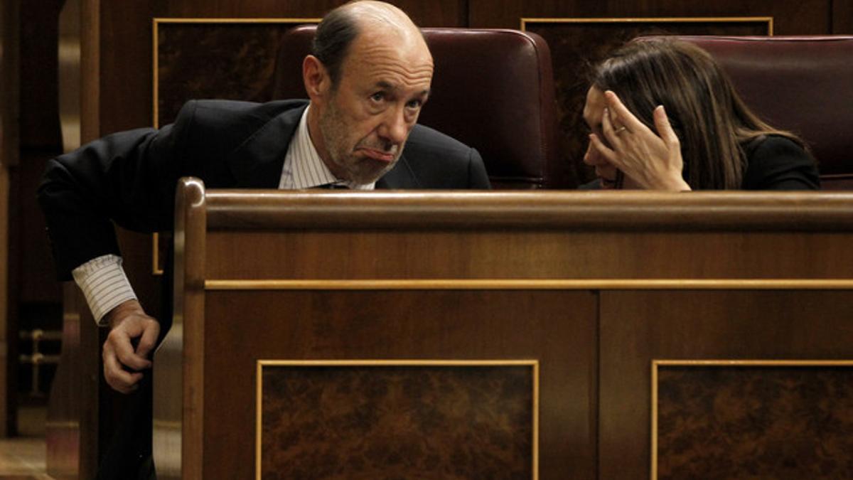 Alfredo Pérez Rubalcaba y Soraya Sáenz de Santamaría, en sus escaños en el Congreso.