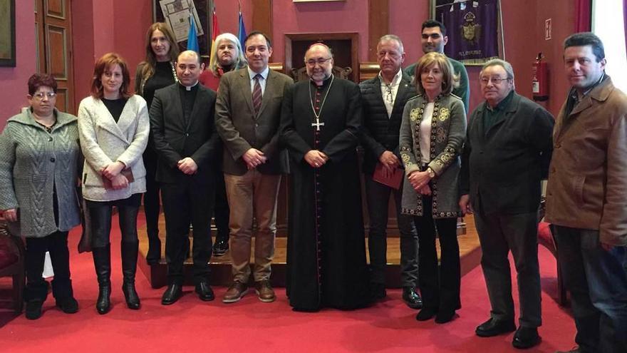 La Corporación municipal de Villaviciosa, con el arzobispo de Oviedo, Jesús Sanz, en el Ayuntamiento.