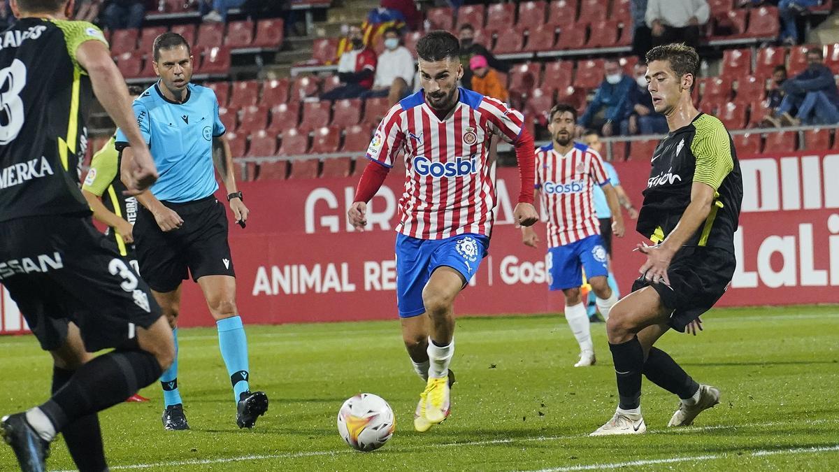 Baena, en acció en el partit contra l&#039;Sporting a Montilivi (1-2)