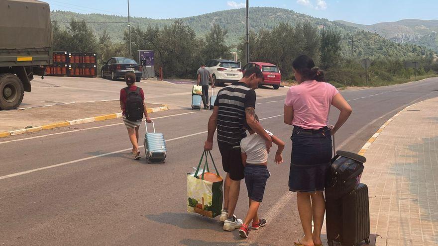 Las imágenes de la evacuación de los vecinos de Bejís por el avance del incendio forestal.