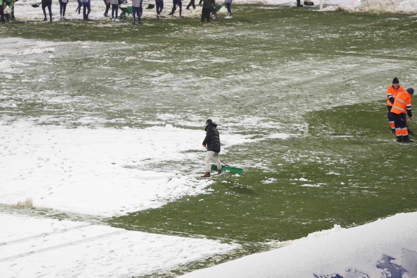 Real Zaragoza-Andorra, en imágenes: así está el estadio de La Romareda tras la nevada