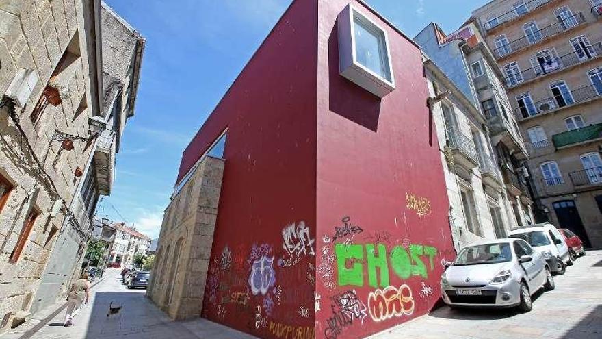 Fachada posterior del edificio ahora llena de grafitis. // Marta G. Brea