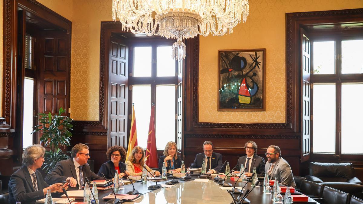 La Mesa del Parlament reunida con el secretario general, Albert Capelleras y el letrado mayor, Miquel Palomares, ahora relevados de ambos cargos.
