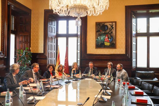 El Parlament releva al secretario general y al letrado mayor para dar un "nuevo impulso" a la institución