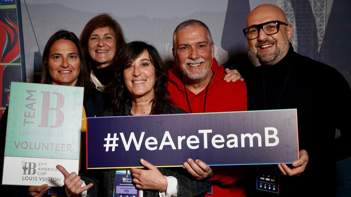 Los organizadores de la Copa América de vela forman a algunos de los voluntarios que participarán en la cita de Barcelona a partir de agosto.