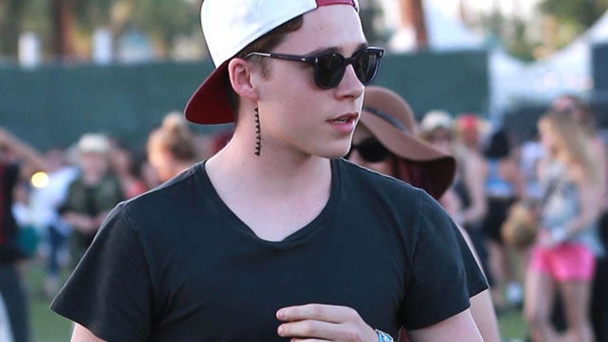 Brooklyn Beckham presume de tatuaje en el Festival de Coachella