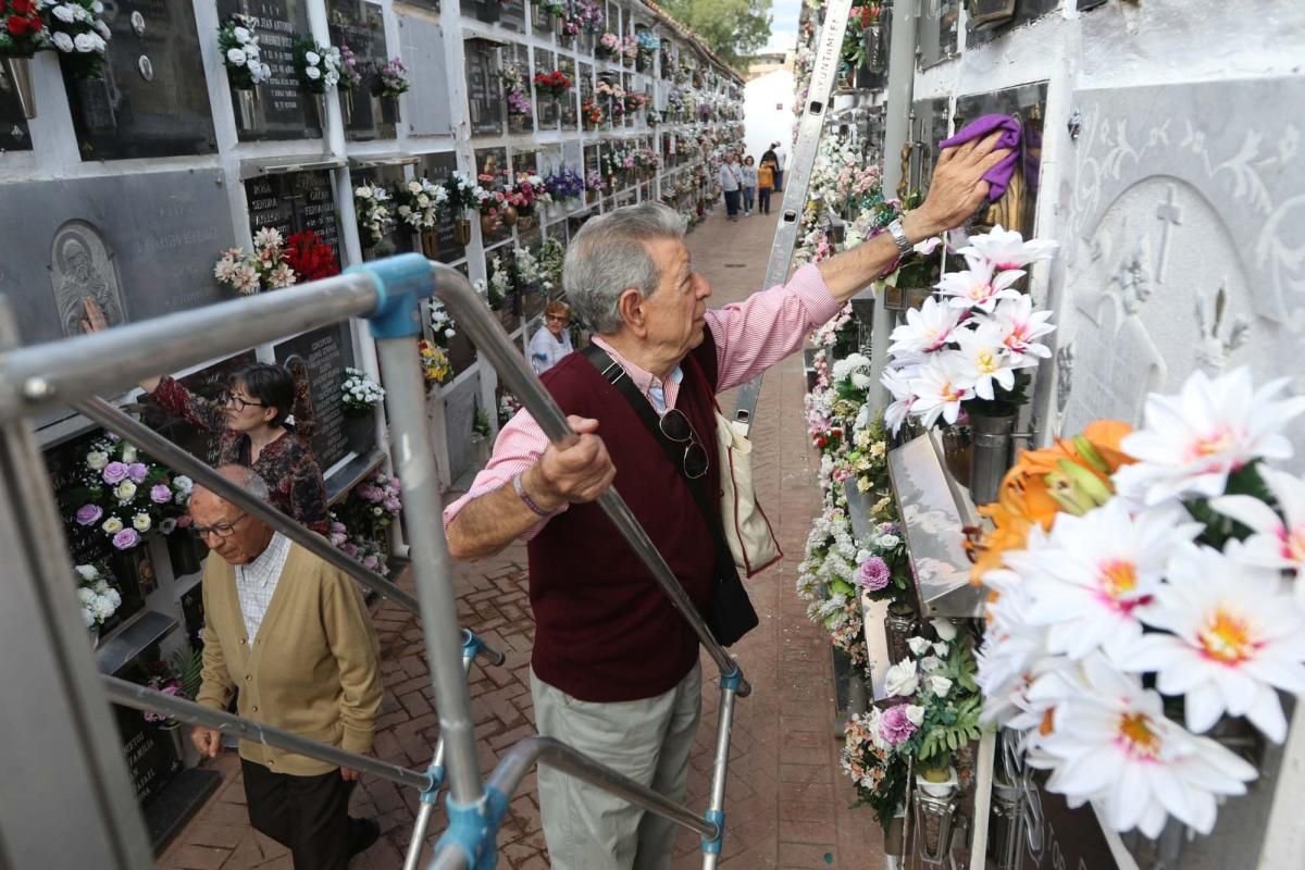 Los cordobeses acuden a los cementerios en la festividad de Todos los Santos