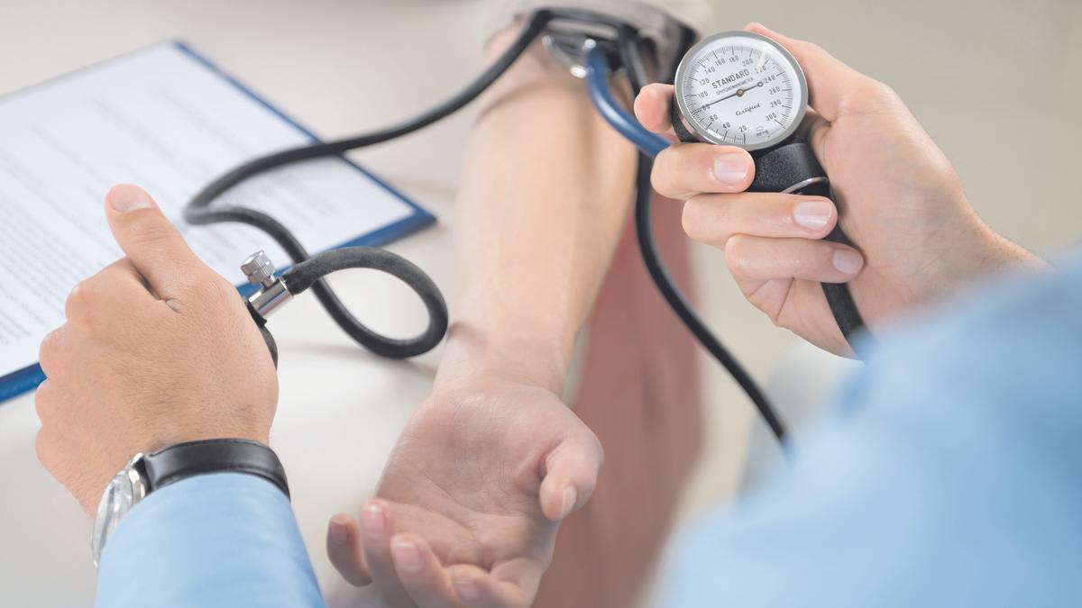 Un sanitario mide la presión arterial de un paciente, en una imagen de archivo.