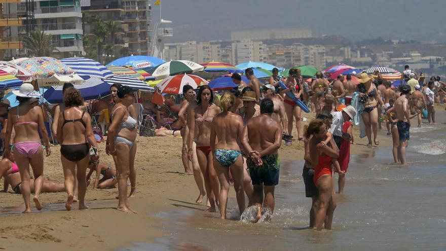 Las playas de Elche vuelven a llenarse