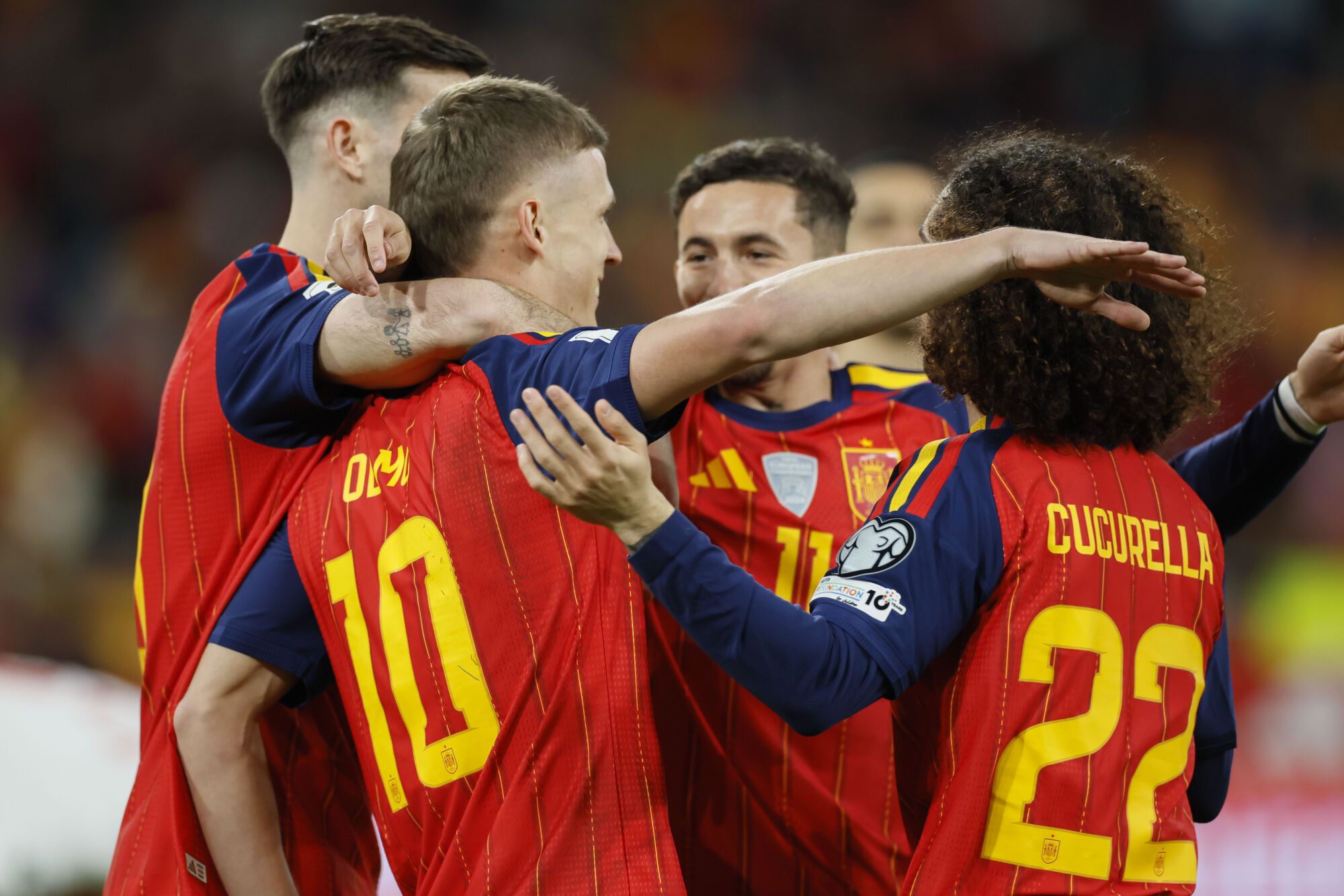 SEVILLA, 18/11/2025.- Los jugadores de la selección española celebran el primer gol del combinado español durante el encuentro correspondiente a la fase de clasificación para el Mundial 2026 que disputan hoy martes España y Turquía en el estadio de La Cartuja, en Sevilla. EFE / José Manuel Vidal.
