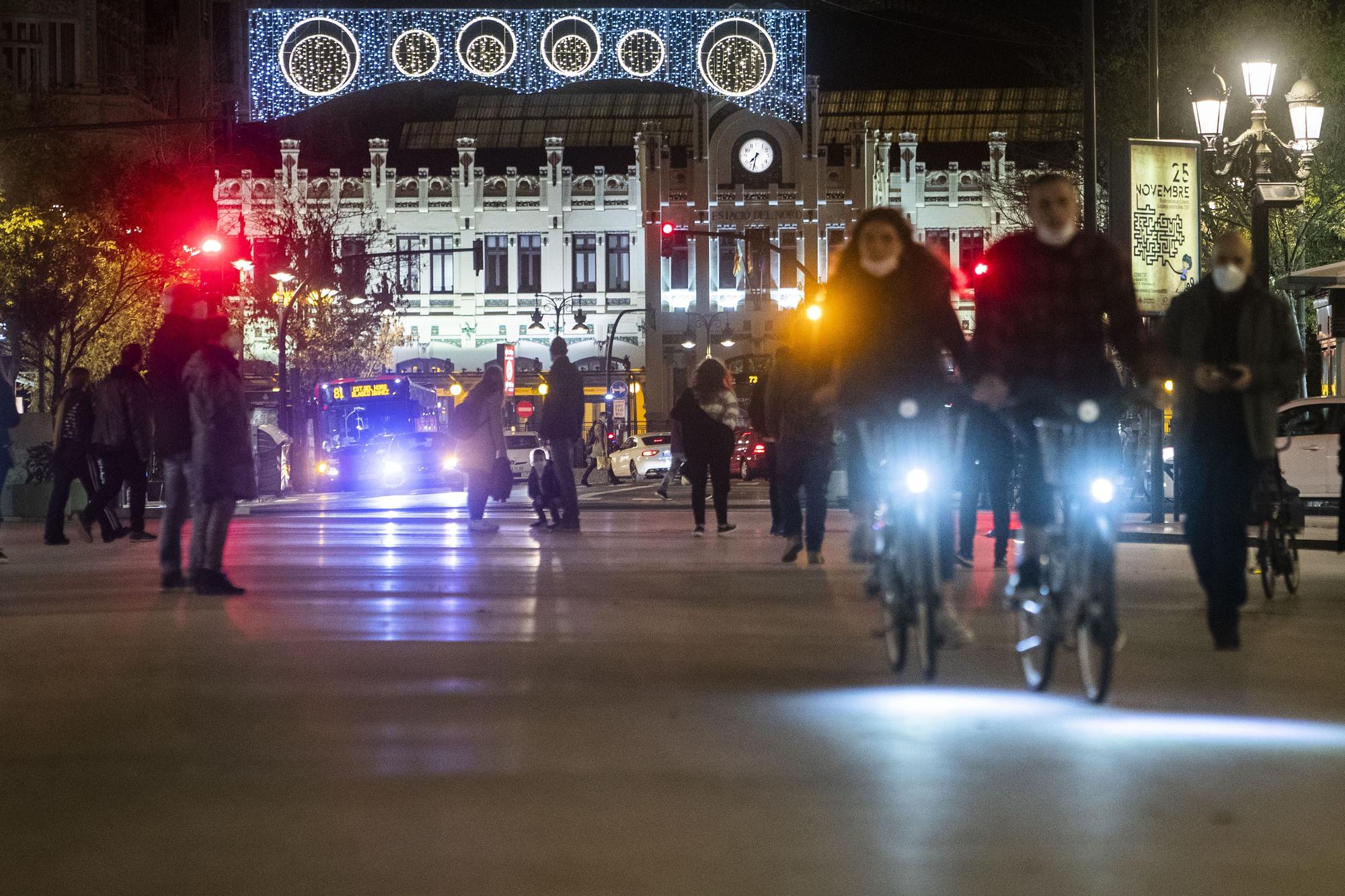 Así se ha encendido la iluminación navideña de la Plaza del Ayuntamiento de València