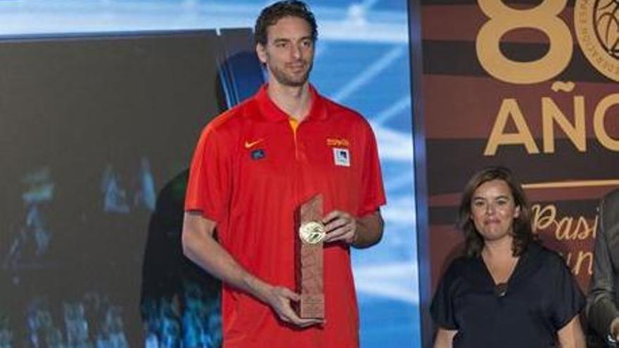 Gasol junto a Soraya Saénz de Santamaría.