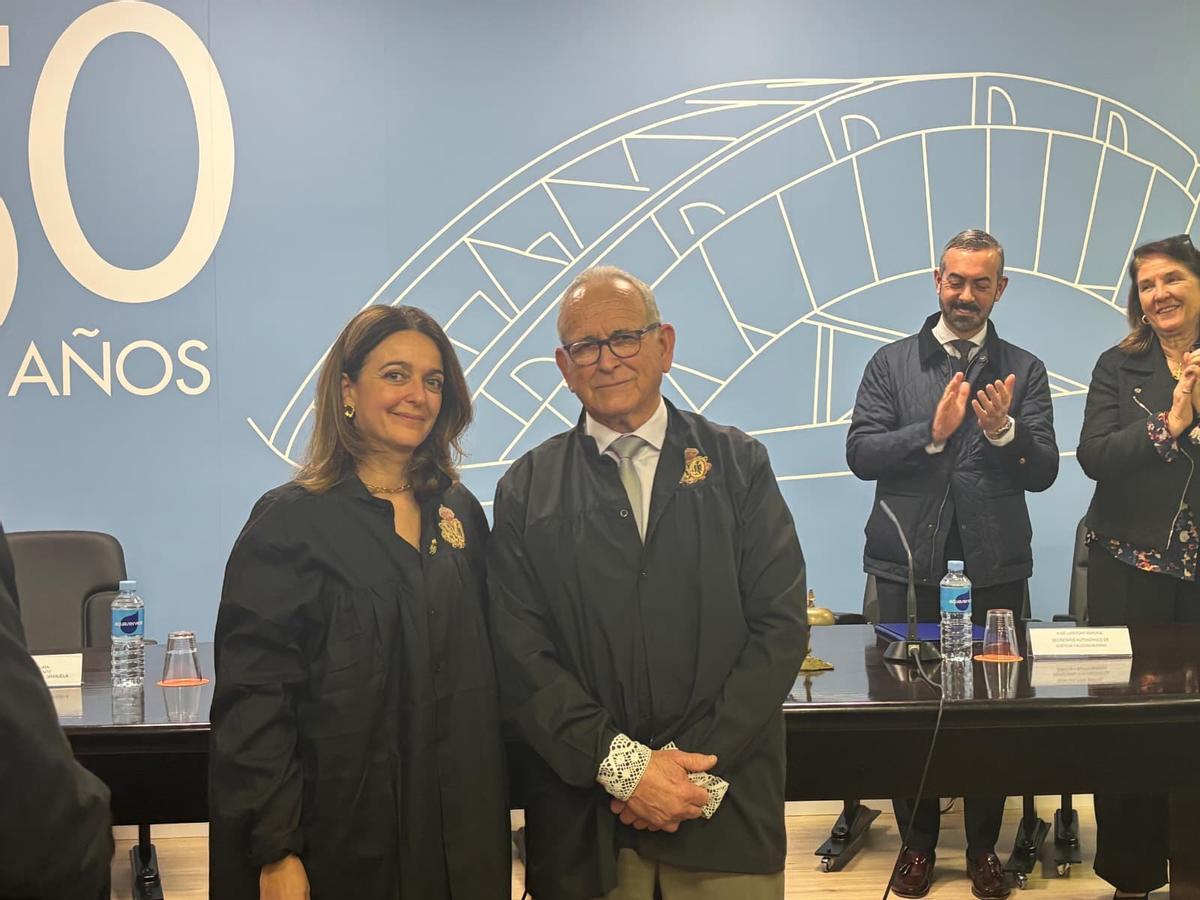 El juez de Aguas impone a la consellera el blusón y el pin de oro de la institución