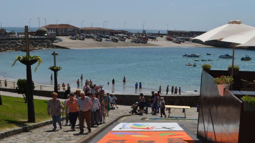Una de las alfombras de sal, con el mar al fondo. | D.P.