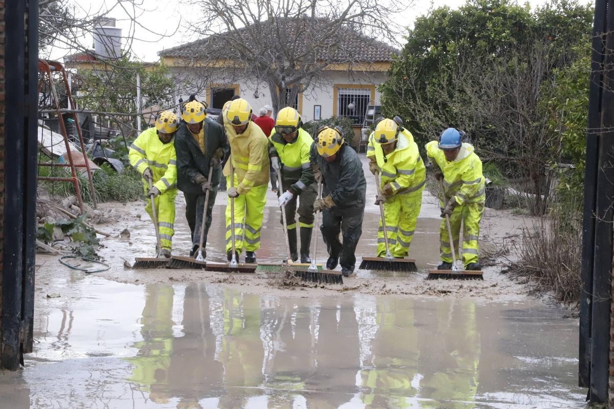 Limpieza en las viviendas inundadas en Córdoba.