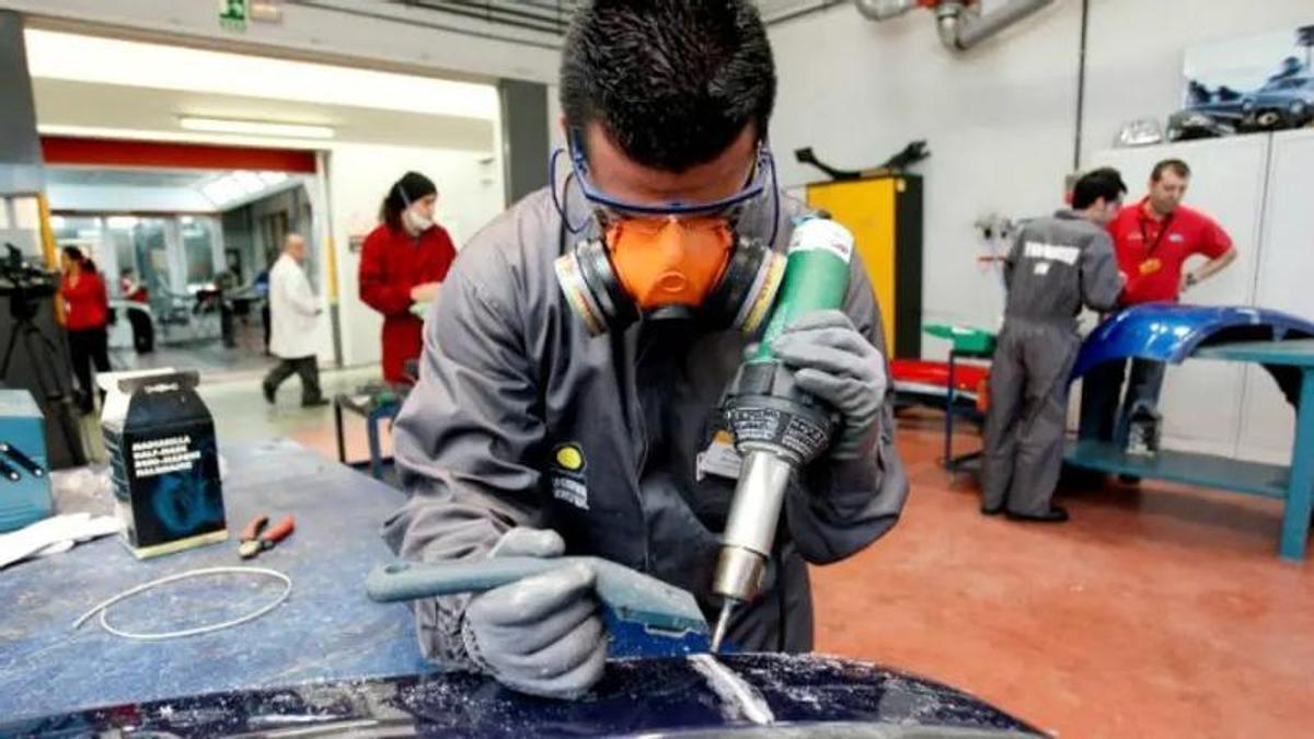 Un profesor de FP realiza un trabajo técnico.