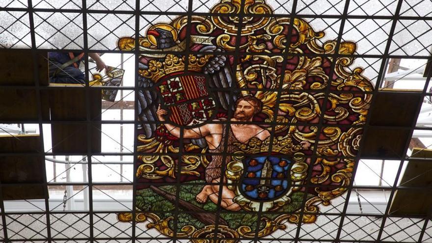 Arranca la retirada de la vidriera con simbología franquista del palacio municipal de María Pita
