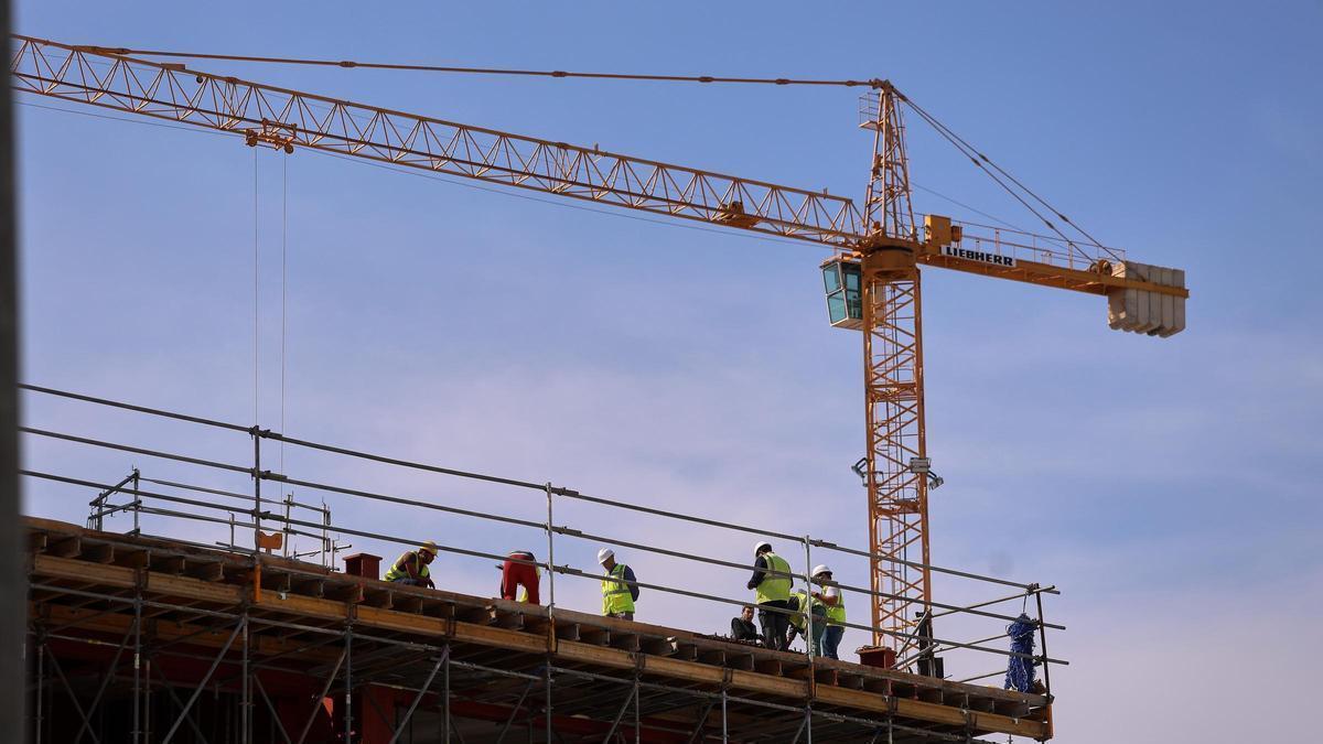 Trabajadores en un edificio en construcción en València.