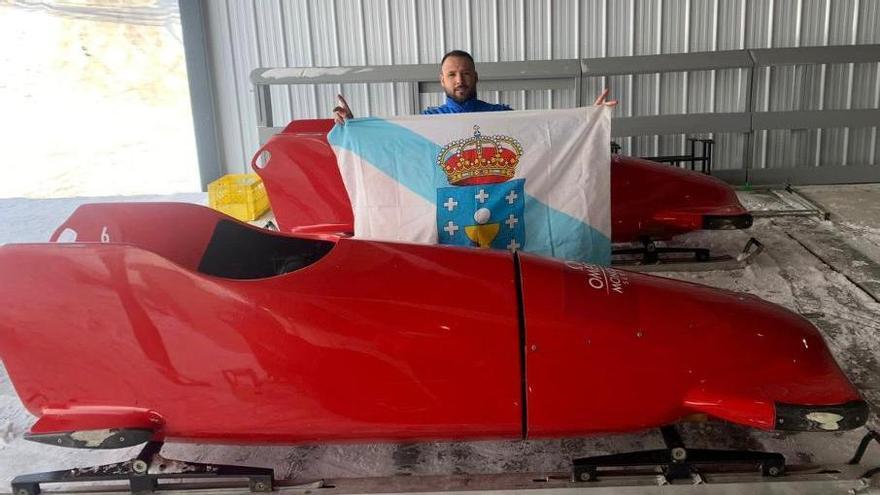 Migui, con la bandera gallega, en Lake Placid.